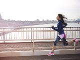 Feminin, schön und farbenfroh: das ist AYAMi, die junge Modelinie von <a href="http://www.asics.at"...